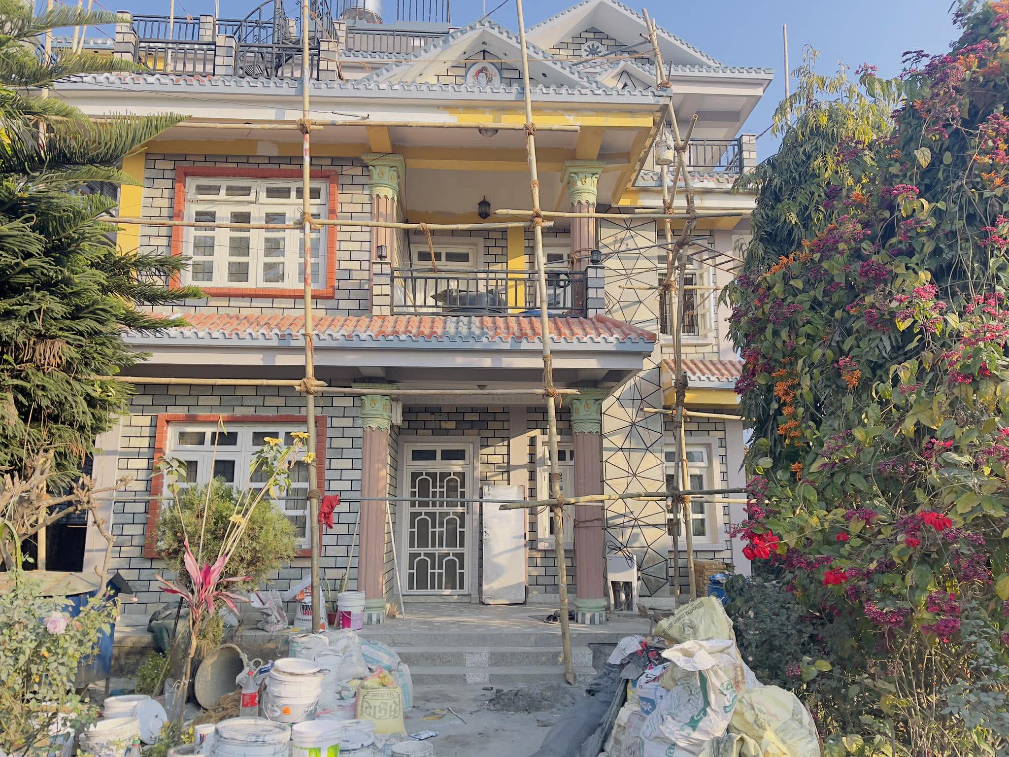 घर नवीकरण: पेन्टिङ, वाटरप्रुफिङ, प्लम्बिङ, घर वायरिङ, मार्बल, टायल, मेटल कार्य, फर्निचर, मर्मत तथा प्लास्टर।